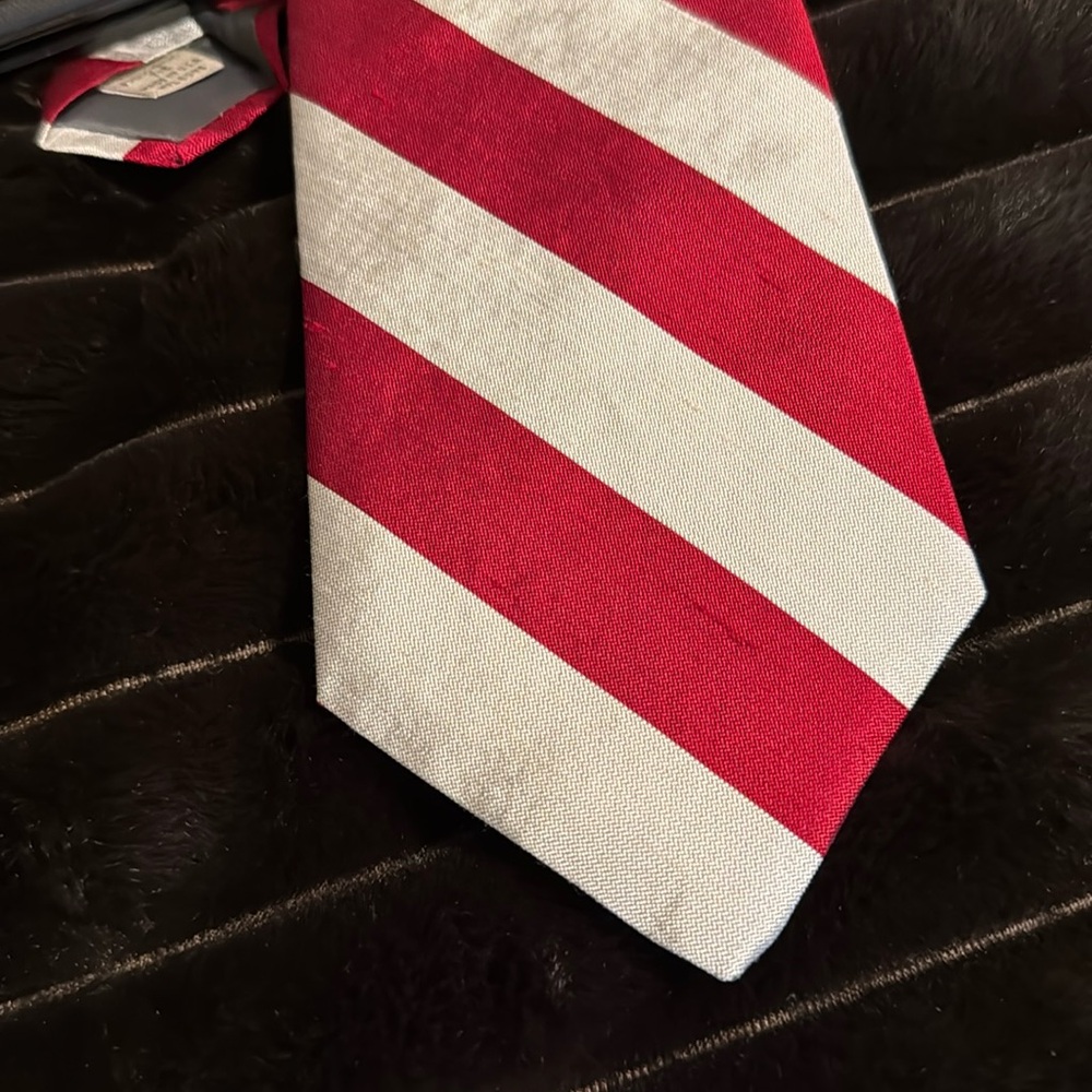 Christopher Hayes silk tie silver & crimson diagonal stripe 3.5”